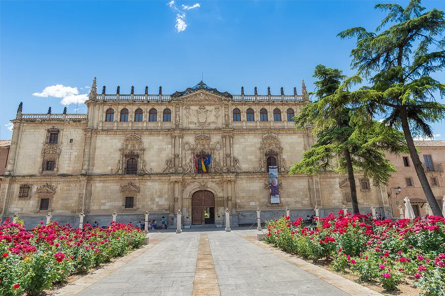 Vista frontal de la Universidad de Alcalá de Henares.