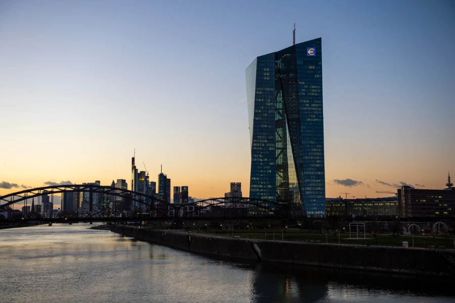 Vista de la sede del BCE en Frankfurt. Se ve el edificio junto al skyline de la ciudad y frente a ambos el río Main.