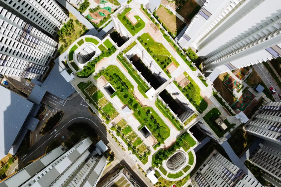 Vista de un edificio sostenible desde el aire. Se puede observar que toda la parte de las diferentes azoteas contienen jardines con diversa flora.