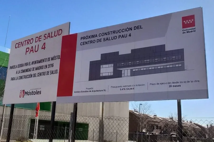 Carteles anunciando la próxima construcción del Centro de Salud PAU-4 en Móstoles, con detalles del proyecto, presupuesto y plazo de ejecución.