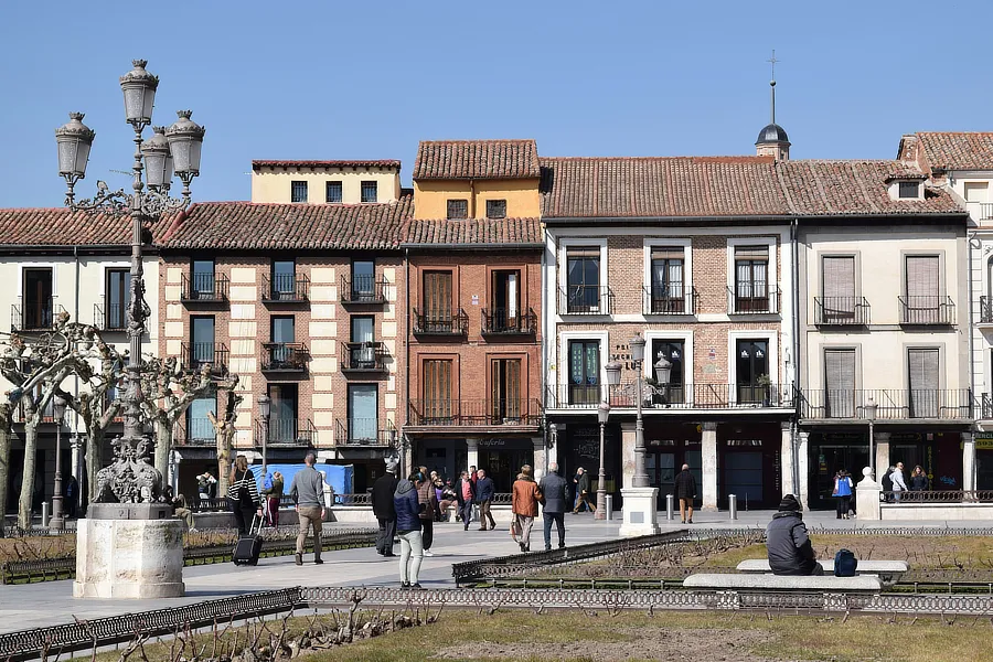 Vista de las fachadas de algunos edificios en la plaza de Cervantes de Alcalá de Henares.