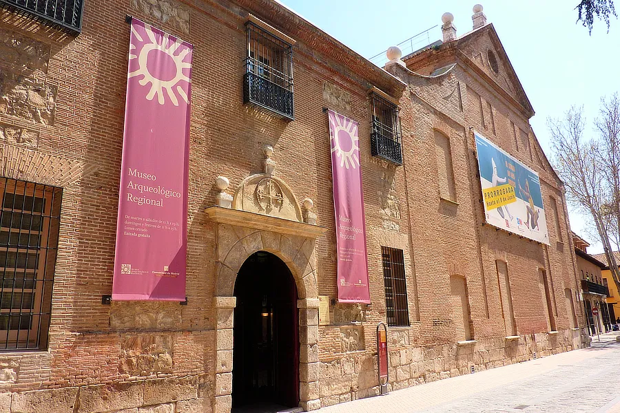 Vista de la fachada del Museo Arqueológico regional de Alcalá de Henares.