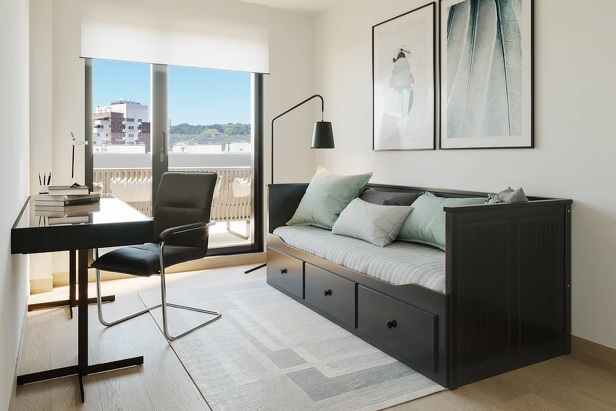 Un moderno espacio de teletrabajo con abundante luz natural. La habitación cuenta con una mesa de trabajo negra y minimalista, con una lámpara y algunos libros. Frente a la mesa hay una silla ergonómica negra. Al lado de la mesa, un sofá cama negro con cojines en tonos grises y verdes ofrece un área de descanso. Detrás del sofá, dos cuadros decoran la pared, uno con una pluma y otro con una figura abstracta. Las grandes ventanas dejan entrar mucha luz, y una lámpara de pie negra proporciona iluminación adicional.