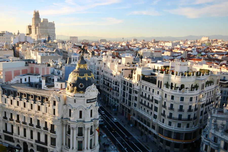 Vista aérea del edificio Metrópolis en Madrid, en las calles de Alcalá y Gran Vía. Con el resto de la ciudad de fondo.