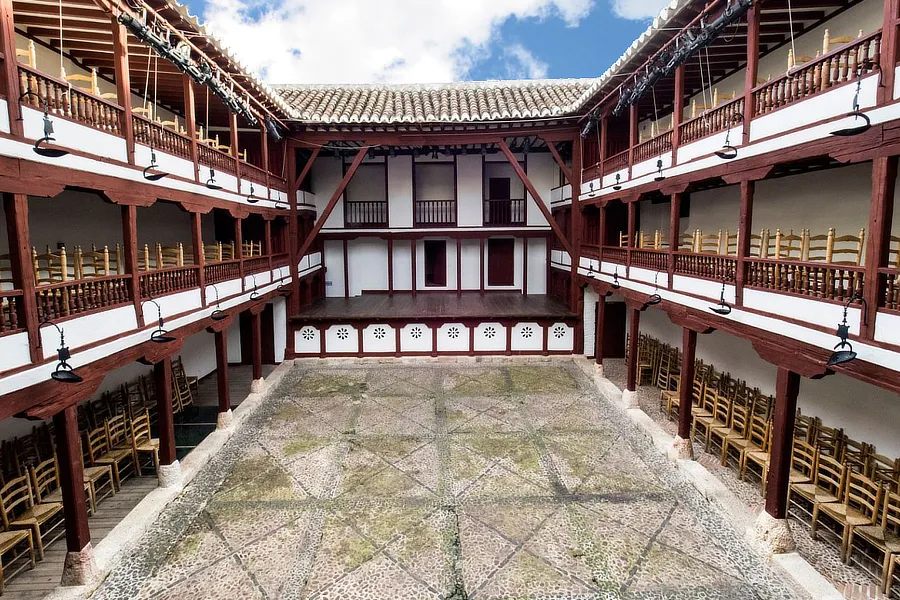 Vista del Corral de Comedias en Alcalá de Henares, con su estructura tradicional de madera y sus asientos vacíos, preparado para acoger una representación del Festival de Clásicos en Alcalá 2024