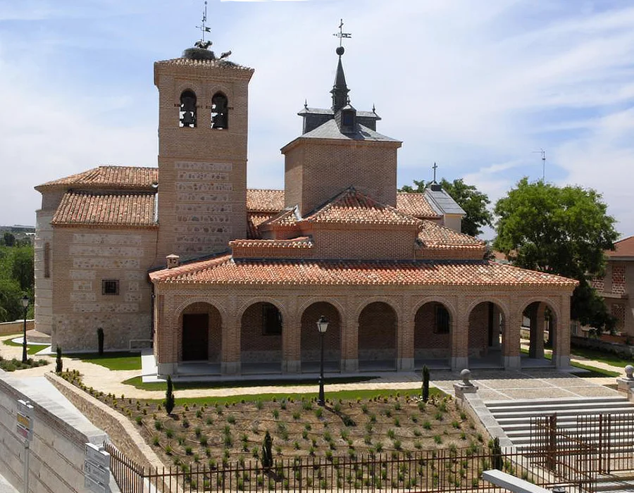 Vista latera de la Iglesia de San Cristóbal en Boadilla del Monte.