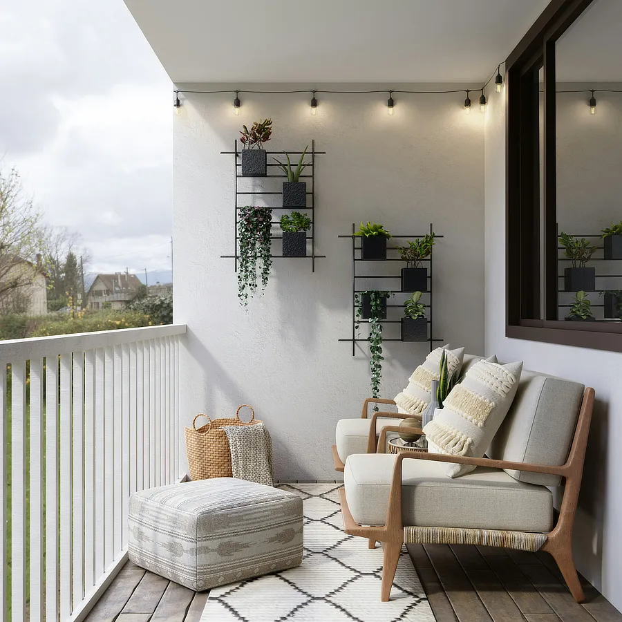 Balcón pequeño y acogedor con dos sillones acolchados, una otomana, una alfombra de diseño geométrico, estantes con plantas colgantes en la pared y luces de cuerda decorativas, ofreciendo una vista serena al exterior.