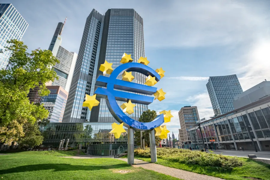 Se ve el logo del Banco Central Europeo a la entrada del edifico de la entidad en Frankfurt.