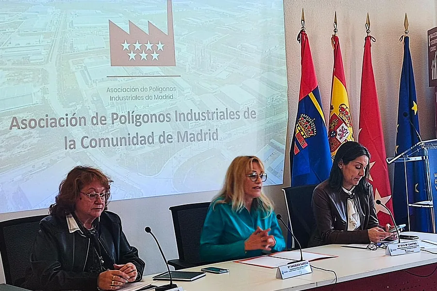 Vista de las tres ponentes de la jornada sobre la modernización de polígonos industriales que se realizó en Móstoles. Copyright de la foto Asociación de polígonos industriales de Madrid