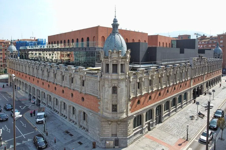 Vista frontal elevada de una de las esquinas de la Alhóndiga.