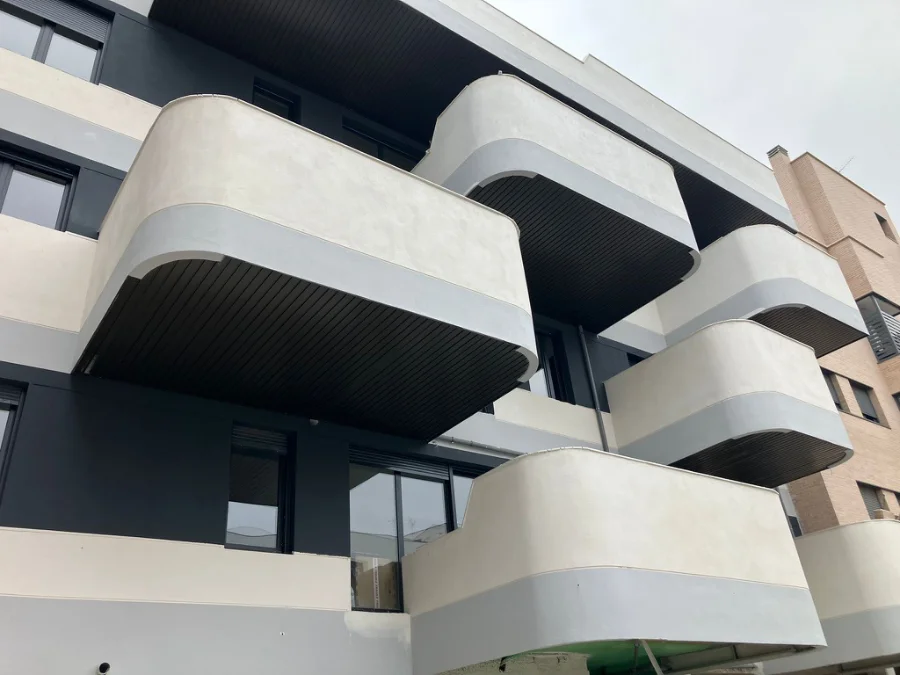 Vista de la promoción de vivienda nueva Los Fresnos en Torrejón de Ardoz. Donde se puede ver detalle de los balcones 2