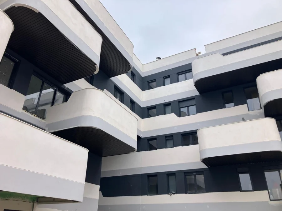Vista de la promoción de vivienda nueva Los Fresnos en Torrejón de Ardoz. Donde se puede ver detalle de los balcones y parte de la fachada