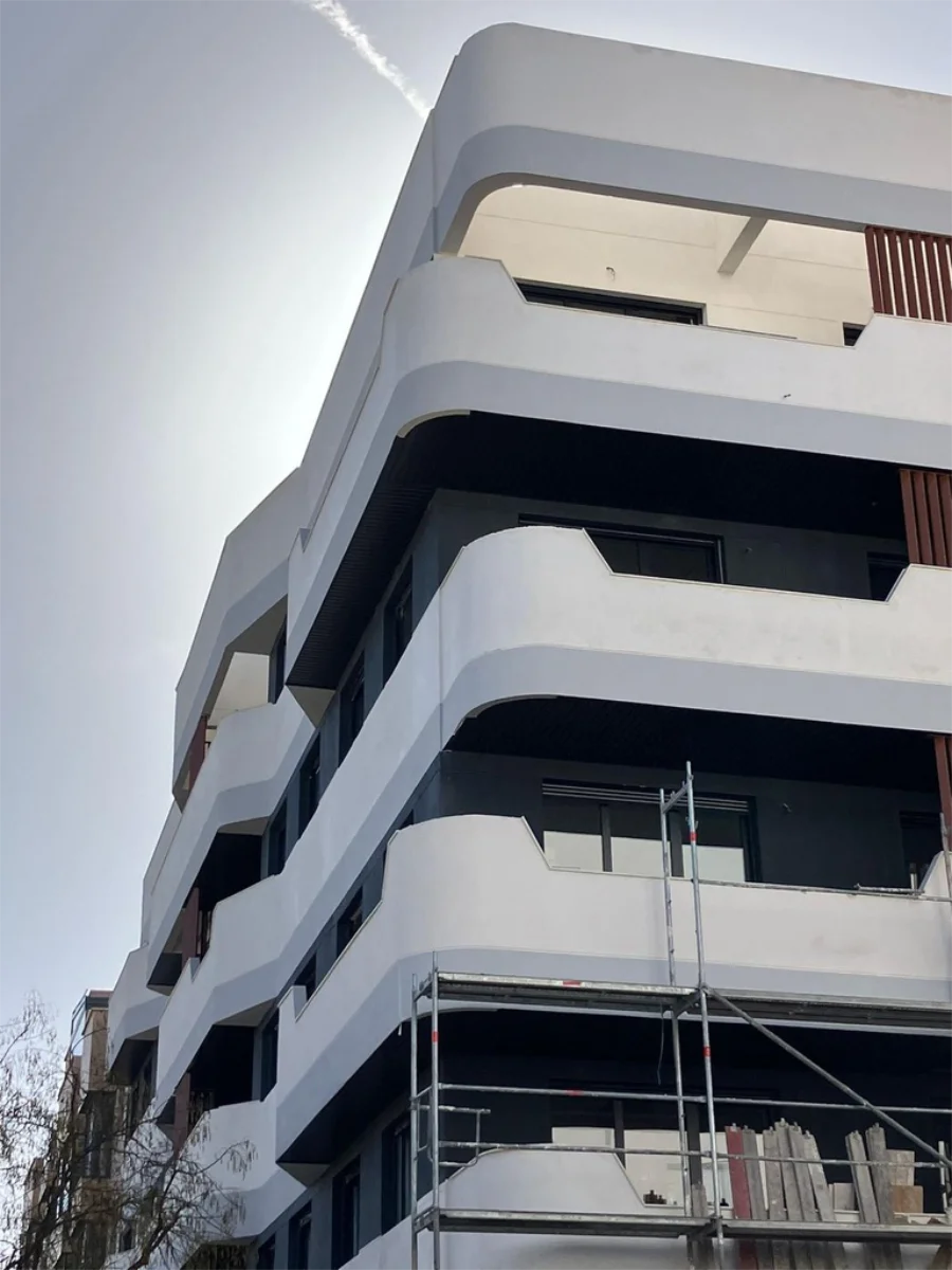 Vista de la promoción de vivienda nueva Los Fresnos en Torrejón de Ardoz. Donde se puede ver detalle de los balcones y parte de la fachada lateral
