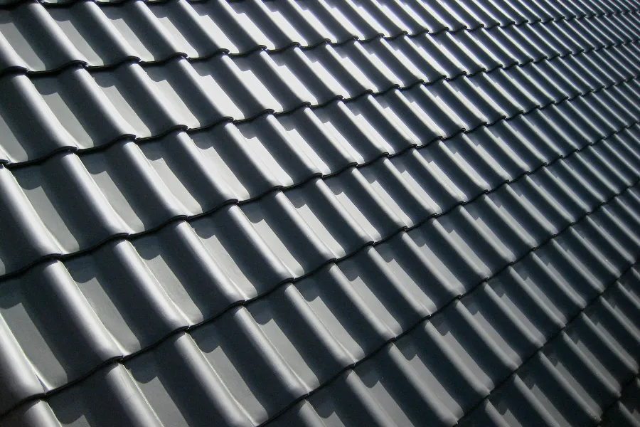 Vista de cerca de un tejado de tejas sintéticas de color gris