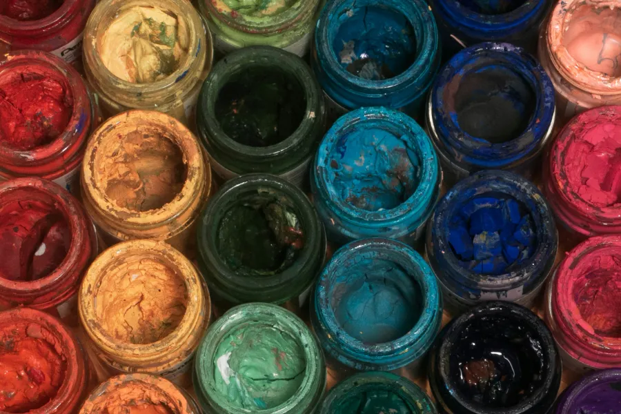 Diversos botes de pintura sostenible realizada a partir pigmentos naturales en varios colores