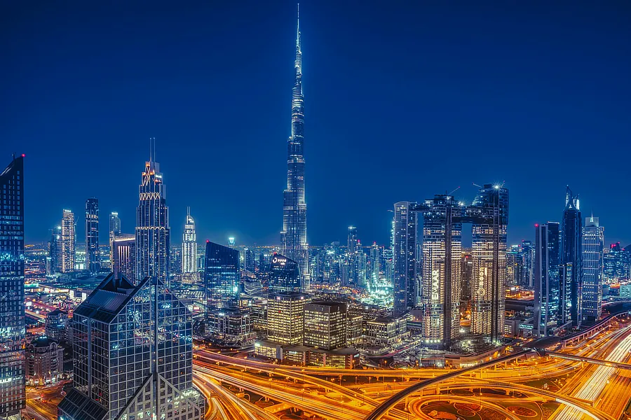 Imagen nocturna del Skyline de Dubái con el edificio Burj Khalifa en el centro de la foto.