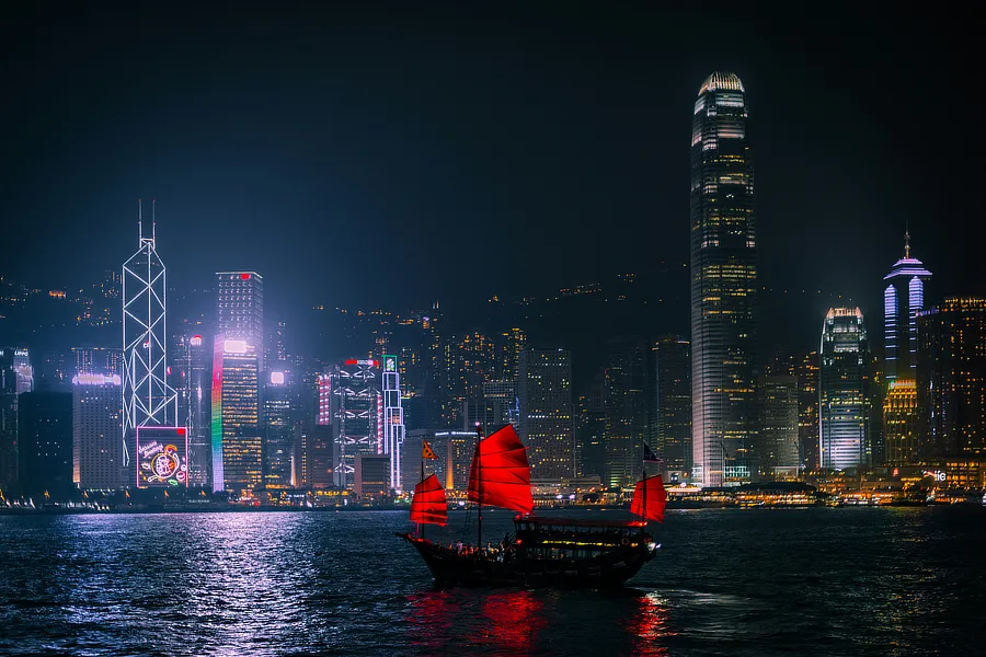 Imagen nocturna del skyline de Hong Kong.