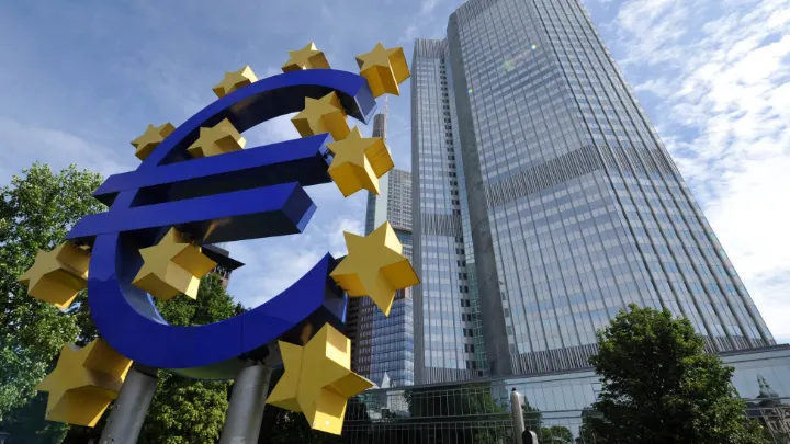 Vista del edificio del Banco Central Europeo en Frankfurt. Delante se ve el logo del Euro.